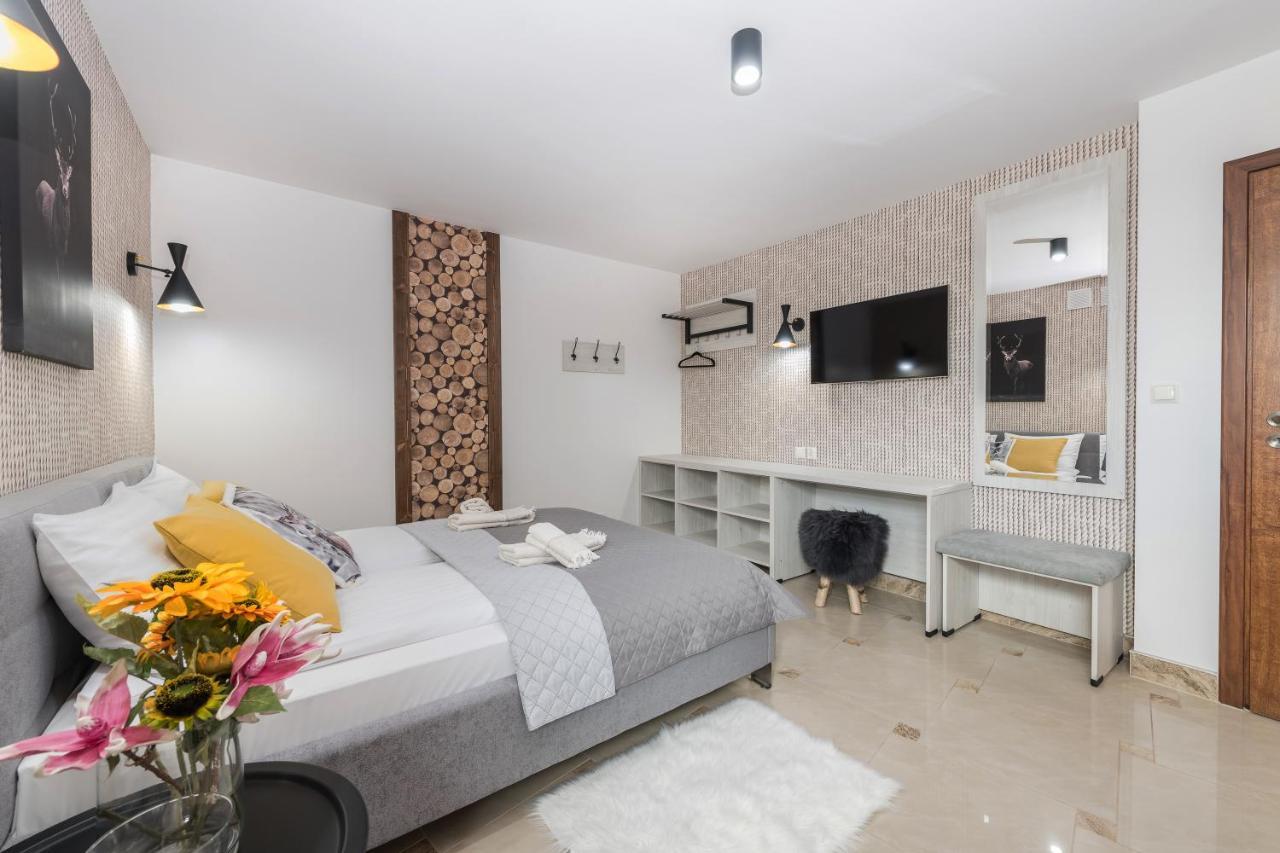 Bialy Jelen Z Basenem I Jacuzzi Bed & Breakfast Ostrowsko Ngoại thất bức ảnh