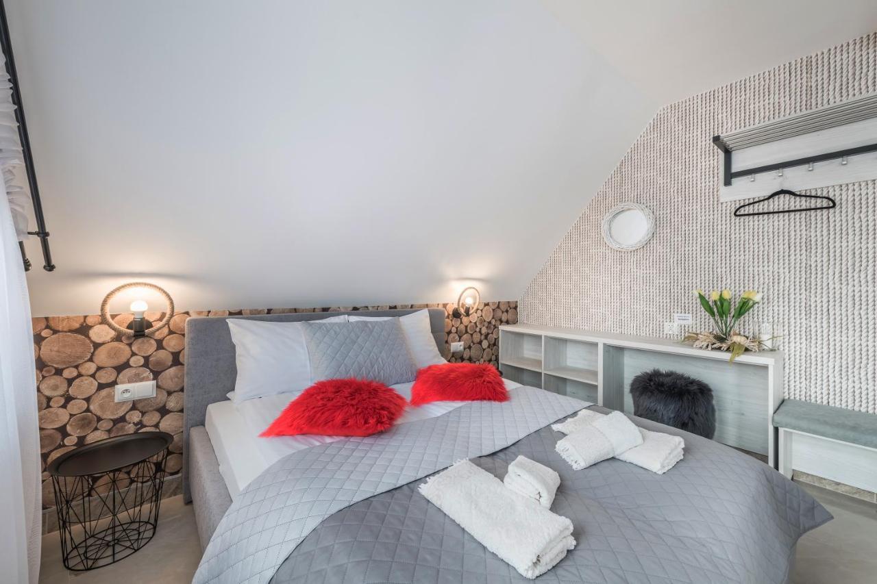 Bialy Jelen Z Basenem I Jacuzzi Bed & Breakfast Ostrowsko Ngoại thất bức ảnh